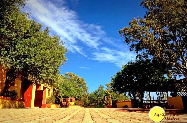 Agriturismo E Antica Fattoria Matteu Bed & Breakfast เตวลาดา ภายนอก รูปภาพ